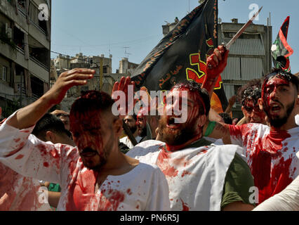 Beyrouth, Liban. Sep 20, 2018. 20 septembre 2018, Liban, Beyrouth : deuil chiite libanais tout en flagellating purge eux-mêmes au cours de la 'Mourning de Muharram' procession religieuse, tenue le neuvième jour de Muharram, à Beyrouth, Liban, le 20 septembre 2018. Les musulmans chiites dans le monde d'observer la première Muharram, mois du calendrier islamique, pour marquer le martyre de l'Imam Hussein ibn Ali, le petit-fils du prophète Mahomet. Islamique Credit : STR/afp/Alamy Live News Banque D'Images