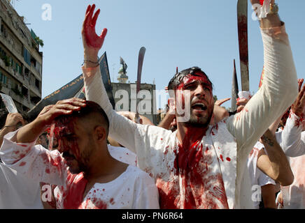 Beyrouth, Liban. Sep 20, 2018. 20 septembre 2018, Liban, Beyrouth : deuil chiite libanais tout en flagellating purge eux-mêmes au cours de la 'Mourning de Muharram' procession religieuse, tenue le neuvième jour de Muharram, à Beyrouth, Liban, le 20 septembre 2018. Les musulmans chiites dans le monde d'observer la première Muharram, mois du calendrier islamique, pour marquer le martyre de l'Imam Hussein ibn Ali, le petit-fils du prophète Mahomet. Islamique Credit : STR/afp/Alamy Live News Banque D'Images