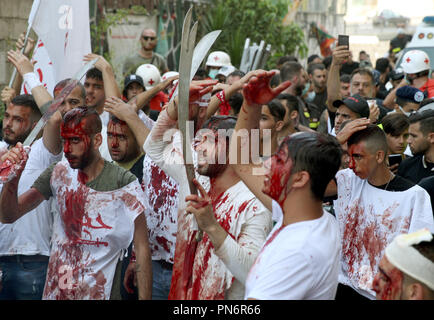 Beyrouth, Liban. Sep 20, 2018. 20 septembre 2018, Liban, Beyrouth : deuil chiite libanais tout en flagellating purge eux-mêmes avec des lames au cours de la 'Mourning de Muharram' procession religieuse, tenue le neuvième jour de Muharram, à Beyrouth, Liban, le 20 septembre 2018. Les musulmans chiites dans le monde d'observer la première Muharram, mois du calendrier islamique, pour marquer le martyre de l'Imam Hussein ibn Ali, le petit-fils du prophète Mahomet. Islamique Credit : STR/afp/Alamy Live News Banque D'Images