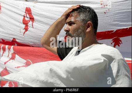 Beyrouth, Liban. Sep 20, 2018. 20 septembre 2018, Beyrouth, Liban : un deuil chiite libanais saigne alors que lui-même flagellating au cours de la 'Mourning de Muharram' procession religieuse, tenue le neuvième jour de Muharram, à Beyrouth, Liban, le 20 septembre 2018. Les musulmans chiites dans le monde d'observer la première Muharram, mois du calendrier islamique, pour marquer le martyre de l'Imam Hussein ibn Ali, le petit-fils du prophète Mahomet. Islamique Credit : STR/afp/Alamy Live News Banque D'Images