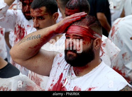 Beyrouth, Liban. Sep 20, 2018. 20 septembre 2018, Beyrouth, Liban : un deuil chiite libanais saigne alors que lui-même flagellating au cours de la 'Mourning de Muharram' procession religieuse, tenue le neuvième jour de Muharram, à Beyrouth, Liban, le 20 septembre 2018. Les musulmans chiites dans le monde d'observer la première Muharram, mois du calendrier islamique, pour marquer le martyre de l'Imam Hussein ibn Ali, le petit-fils du prophète Mahomet. Islamique Credit : STR/afp/Alamy Live News Banque D'Images