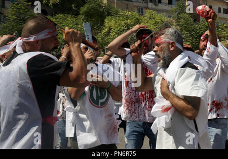 Beyrouth, Liban. Sep 20, 2018. 20 septembre 2018, Liban, Beyrouth : deuil chiite libanais tout en flagellating purge eux-mêmes avec des lames au cours de la 'Mourning de Muharram' procession religieuse, tenue le neuvième jour de Muharram, à Beyrouth, Liban, le 20 septembre 2018. Les musulmans chiites dans le monde d'observer la première Muharram, mois du calendrier islamique, pour marquer le martyre de l'Imam Hussein ibn Ali, le petit-fils du prophète Mahomet. Islamique Credit : STR/afp/Alamy Live News Banque D'Images