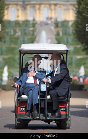 Potsdam, Brandebourg. Sep 20, 2018. Milos Zeman (l), le président tchèque, et Dietmar Woidke (SPD), premier ministre de Brandebourg, la conduite d'un chariot de golf sur fond de château de Sanssouci. Le président tchèque est sur trois jours de visite d'État en Allemagne. Credit : Ralf Hirschberger/dpa/Alamy Live News Banque D'Images