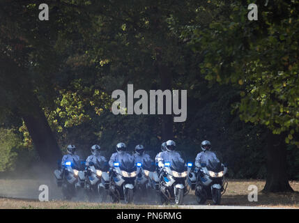 Potsdam, Brandebourg. Sep 20, 2018. Le défilé du Président tchèque en Zeman dans un nuage de poussière à travers le Nouveau jardin à Château Cecilienhof. Zeman a visité le Mémorial de l'accord de Potsdam en Potsdam's Cecilienhof. Le président tchèque est sur trois jours de visite d'État en Allemagne. Credit : Ralf Hirschberger/dpa/Alamy Live News Banque D'Images