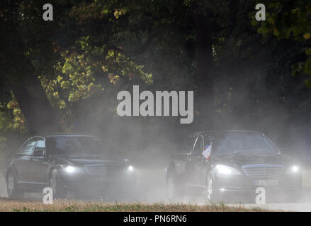 Potsdam, Brandebourg. Sep 20, 2018. Le défilé du Président tchèque en Zeman dans un nuage de poussière à travers le Nouveau jardin à Château Cecilienhof. Zeman a visité le Mémorial de l'accord de Potsdam en Potsdam's Cecilienhof. Le président tchèque est sur trois jours de visite d'État en Allemagne. Credit : Ralf Hirschberger/dpa/Alamy Live News Banque D'Images