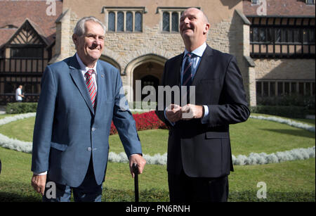 Potsdam, Brandebourg. Sep 20, 2018. Milos Zeman (l), le président tchèque, et Dietmar Woidke, Premier Ministre de Brandebourg, se tenir en face de la toile de fond le château de Cecilienhof. Zeman a visité le Mémorial de l'accord de Potsdam en Potsdam's Cecilienhof. Le président tchèque est sur trois jours de visite d'État en Allemagne. Credit : Ralf Hirschberger/dpa/Alamy Live News Banque D'Images