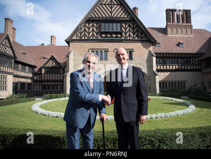 Potsdam, Brandebourg. Sep 20, 2018. Milos Zeman (l), le président tchèque, et Dietmar Woidke, Premier Ministre du Brandebourg se serrer la main en face de la toile de fond le château de Cecilienhof à Potsdam. Zeman a visité le Mémorial de l'accord de Potsdam en Potsdam's Cecilienhof. Le président tchèque est sur trois jours de visite d'État en Allemagne. Credit : Ralf Hirschberger/dpa/Alamy Live News Banque D'Images