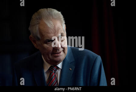 Potsdam, Brandebourg. Sep 20, 2018. Le Président tchèque Milos Zeman, visites, le mémorial de l'accord de Potsdam à Cecilienhof Château et s'intéresse à la place de l'ancien Premier ministre britannique Churchill au cours de sa visite d'état. Zeman est en Allemagne pour une visite d'Etat de trois jours. Credit : Ralf Hirschberger/dpa/Alamy Live News Banque D'Images