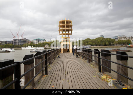 London,UK,20 septembre 2018, la tête au-dessus de l'eau' est un neuf mètres de haut, interactive, 10 tonnes de sculpture en bois qui vise à attirer l'attention sur la stigmatisation qui est sur la rive sud de Londres par Steuart Padwick. Il a été délibérément conçu pour être le sexe, l'origine ethnique et l'âge neutre et il 'stands comme un symbole d'espoir, de courage, de compassion, de positivité et de changement, pour ceux qui sont passés par ou sont encore face à des problèmes de santé mentale, et les personnes qui les soutiennent". Credit : Keith Larby/Alamy Live News Banque D'Images