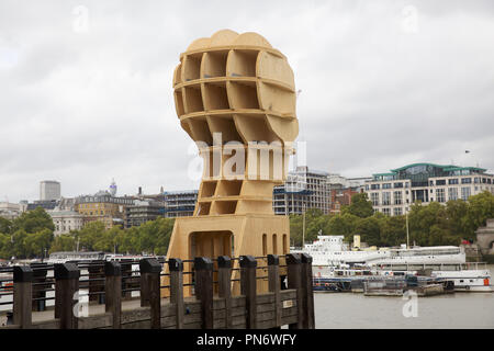 London,UK,20 septembre 2018, la tête au-dessus de l'eau' est un neuf mètres de haut, interactive, 10 tonnes de sculpture en bois qui vise à attirer l'attention sur la stigmatisation qui est sur la rive sud de Londres par Steuart Padwick. Il a été délibérément conçu pour être le sexe, l'origine ethnique et l'âge neutre et il 'stands comme un symbole d'espoir, de courage, de compassion, de positivité et de changement, pour ceux qui sont passés par ou sont encore face à des problèmes de santé mentale, et les personnes qui les soutiennent". Credit : Keith Larby/Alamy Live News Banque D'Images