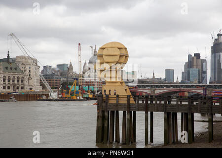 London,UK,20 septembre 2018, la tête au-dessus de l'eau' est un neuf mètres de haut, interactive, 10 tonnes de sculpture en bois qui vise à attirer l'attention sur la stigmatisation qui est sur la rive sud de Londres par Steuart Padwick. Il a été délibérément conçu pour être le sexe, l'origine ethnique et l'âge neutre et il 'stands comme un symbole d'espoir, de courage, de compassion, de positivité et de changement, pour ceux qui sont passés par ou sont encore face à des problèmes de santé mentale, et les personnes qui les soutiennent". Credit : Keith Larby/Alamy Live News Banque D'Images