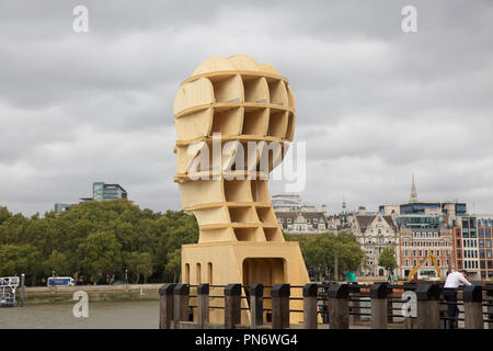 London,UK,20 septembre 2018, la tête au-dessus de l'eau' est un neuf mètres de haut, interactive, 10 tonnes de sculpture en bois qui vise à attirer l'attention sur la stigmatisation qui est sur la rive sud de Londres par Steuart Padwick. Il a été délibérément conçu pour être le sexe, l'origine ethnique et l'âge neutre et il 'stands comme un symbole d'espoir, de courage, de compassion, de positivité et de changement, pour ceux qui sont passés par ou sont encore face à des problèmes de santé mentale, et les personnes qui les soutiennent". Credit : Keith Larby/Alamy Live News Banque D'Images