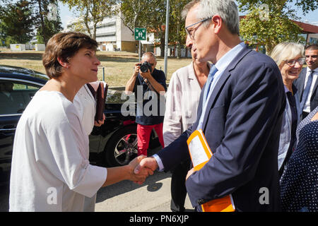 Villeurbanne, France, September 20th, 2018 : accompagné par Frédérique Vidal, Ministre de l'enseignement supérieur, ancien champion de natation et nouvellement promu Ministre des Sports, Roxana Maracineanu est perçu à l'INSA et de STAPS Villeurbanne, près de Lyon (Centre-est de la France) le 20 septembre 2018, qu'elle rencontre les membres de l'organisation des Jeux Olympiques de courtoisie et Fédération française de sports, des étudiants et des champions, à l'occasion de la génération 2014 Lancement officiel de l'étiquette pour les universités. Crédit photo : Serge Mouraret/Alamy Live News Banque D'Images