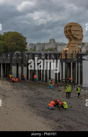 Londres, Royaume-Uni. 20 septembre 2018. Les nettoyeurs de plage bénévoles litière escarmouche et ordures en plastique à partir de la rive de la Tamise dans le centre de Londres à côté de l'Oxo Tower Wharf et d'installations artistiques pour London Design Festival. Tête de l'eau et la passerelle à l'inclusion de la ville de London Skyline fournissant la toile de fond de la plage et des sculptures la sensibilisation des questions de santé mentale au Royaume-Uni. Crédit : Steve Hawkins Photography/Alamy Live News Banque D'Images