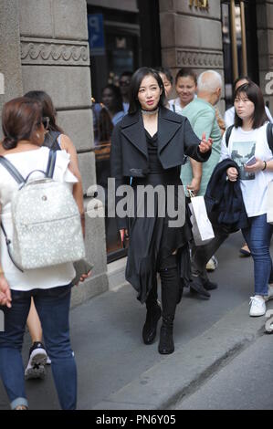 Milan, Victoria Song Qian dans le centre de Victoria au cours d'une fusillade, le Qian chanson 31-year-old Chinese célèbre chanteuse, actrice, modèle et présentatrice TV, surpris de marcher dans les rues du centre-ville au cours d'un tournage pour un plat chinois et sud-coréens. Ici, elle est entourée de garde du corps et beaucoup de personnes de son personnel marche dans le quadrilatère de la mode ce matin. Banque D'Images