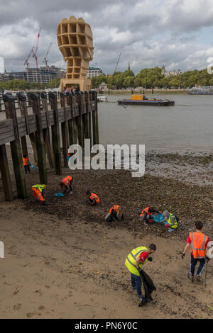 Londres, Royaume-Uni. 20 septembre 2018. Les nettoyeurs de plage bénévoles litière escarmouche et ordures en plastique à partir de la rive de la Tamise dans le centre de Londres à côté de l'Oxo Tower Wharf et d'installations artistiques pour London Design Festival. Tête de l'eau et la passerelle à l'inclusion de la ville de London Skyline fournissant la toile de fond de la plage et des sculptures la sensibilisation des questions de santé mentale au Royaume-Uni. Crédit : Steve Hawkins Photography/Alamy Live News Banque D'Images