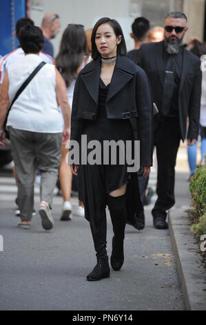 Milan, Victoria Song Qian dans le centre de Victoria au cours d'une fusillade, le Qian chanson 31-year-old Chinese célèbre chanteuse, actrice, modèle et présentatrice TV, surpris de marcher dans les rues du centre-ville au cours d'un tournage pour un plat chinois et sud-coréens. Ici, elle est entourée de garde du corps et beaucoup de personnes de son personnel marche dans le quadrilatère de la mode ce matin. Banque D'Images