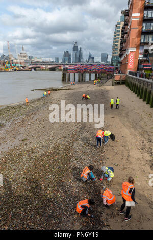 Londres, Royaume-Uni. 20 septembre 2018. Les nettoyeurs de plage bénévoles litière escarmouche et ordures en plastique à partir de la rive de la Tamise dans le centre de Londres à côté de l'Oxo Tower Wharf et d'installations artistiques pour London Design Festival. Tête de l'eau et la passerelle à l'inclusion de la ville de London Skyline fournissant la toile de fond de la plage et des sculptures la sensibilisation des questions de santé mentale au Royaume-Uni. Crédit : Steve Hawkins Photography/Alamy Live News Banque D'Images