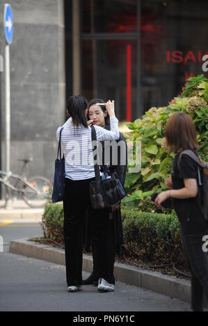 Milan, Victoria Song Qian dans le centre de Victoria au cours d'une fusillade, le Qian chanson 31-year-old Chinese célèbre chanteuse, actrice, modèle et présentatrice TV, surpris de marcher dans les rues du centre-ville au cours d'un tournage pour un plat chinois et sud-coréens. Ici, elle est entourée de garde du corps et beaucoup de personnes de son personnel marche dans le quadrilatère de la mode ce matin. Banque D'Images