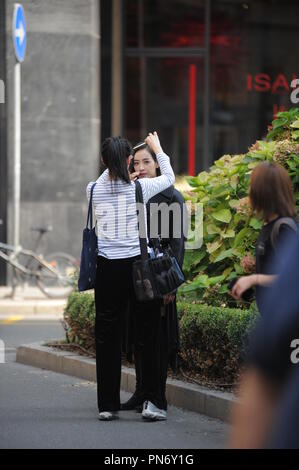 Milan, Victoria Song Qian dans le centre de Victoria au cours d'une fusillade, le Qian chanson 31-year-old Chinese célèbre chanteuse, actrice, modèle et présentatrice TV, surpris de marcher dans les rues du centre-ville au cours d'un tournage pour un plat chinois et sud-coréens. Ici, elle est entourée de garde du corps et beaucoup de personnes de son personnel marche dans le quadrilatère de la mode ce matin. Banque D'Images