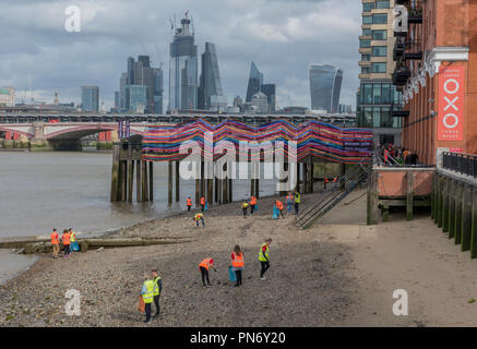 Londres, Royaume-Uni. 20 septembre 2018. Les nettoyeurs de plage bénévoles litière escarmouche et ordures en plastique à partir de la rive de la Tamise dans le centre de Londres à côté de l'Oxo Tower Wharf et d'installations artistiques pour London Design Festival. Tête de l'eau et la passerelle à l'inclusion de la ville de London Skyline fournissant la toile de fond de la plage et des sculptures la sensibilisation des questions de santé mentale au Royaume-Uni. Crédit : Steve Hawkins Photography/Alamy Live News Banque D'Images