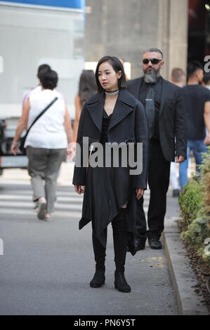 Milan, Victoria Song Qian dans le centre de Victoria au cours d'une fusillade, le Qian chanson 31-year-old Chinese célèbre chanteuse, actrice, modèle et présentatrice TV, surpris de marcher dans les rues du centre-ville au cours d'un tournage pour un plat chinois et sud-coréens. Ici, elle est entourée de garde du corps et beaucoup de personnes de son personnel marche dans le quadrilatère de la mode ce matin. Banque D'Images