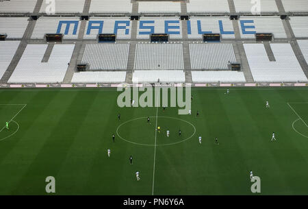 Marseille, France. Sep 20, 2018. Football : Ligue Europa, l'Olympique de Marseille - Eintracht Frankfurt, phase de groupes, le groupe H, Journée 1 au Stade Vélodrome. Voir dans le stade vide avec terrasses panoramiques. Francfort a à jouer un jeu ghost sans fans en France. Marseille a été condamné par l'UEFA en cas d'infractions répétées commises par ses fans. Crédit : Patrick Reichardt/dpa/Alamy Live News Banque D'Images