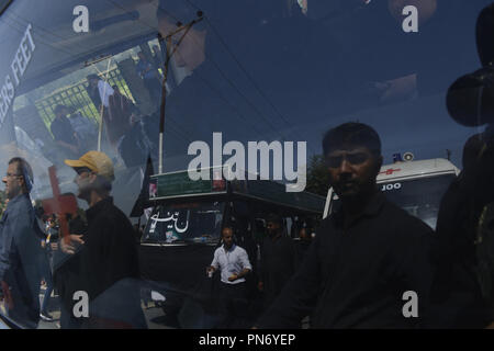 Srinagar, Jammu-et-Cachemire, Cachemire . Sep 20, 2018. Les Musulmans chiites du cachemire vu prendre part à la procession Muharram durant la neuvième journée.neuvième jour de Mouharram procession à Srinagar, au Cachemire. Les musulmans pleurent la mort du prophète Mahomet, petit-fils de l'Imam Hussain, qui fut martyrisé avec ses 72 compagnons dans la ville de Kerbala en Irak AD 680. Credit : Masrat Zahra/SOPA Images/ZUMA/Alamy Fil Live News Banque D'Images