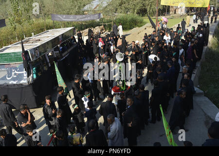 Srinagar, Jammu-et-Cachemire, Cachemire . Sep 20, 2018. Les Musulmans chiites du cachemire vu prendre part à la procession Muharram durant la neuvième journée.neuvième jour de Mouharram procession à Srinagar, au Cachemire. Les musulmans pleurent la mort du prophète Mahomet, petit-fils de l'Imam Hussain, qui fut martyrisé avec ses 72 compagnons dans la ville de Kerbala en Irak AD 680. Credit : Masrat Zahra/SOPA Images/ZUMA/Alamy Fil Live News Banque D'Images