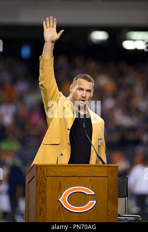 Chicago, Illinois, USA. 17 Sep, 2018. - L'ancien secondeur Ours Brian Urlacher parle lors de la célébration de son intronisation au Temple de la renommée à la mi-temps au cours de la NFL match entre les Seahawks de Seattle et Chicago Bears à Soldier Field, à Chicago, IL. Photographe : Mike Wulf Crédit : csm/Alamy Live News Banque D'Images