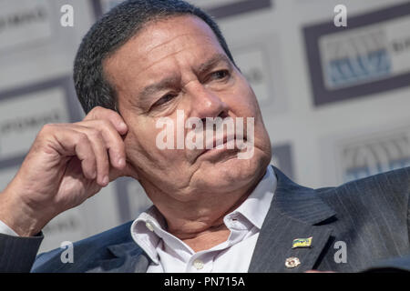 Sao Paulo, Brésil, le 20 septembre 2018. Hamilton général Mourão, candidate à la vice-présidence du conseil d'Bolsonaro Jaïr, participe à une réunion avec les candidats à l'élection présidentielle au Brésil, ABIMAQ Association des constructeurs de machines, de l'administration centrale, à Sao Paulo. Credit : Alf Ribeiro/Alamy Live News Banque D'Images