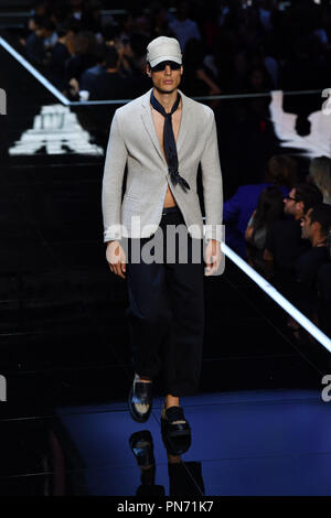 Milan, Italie. Sep 20, 2018. Un model à l'Emporio Armani fashion show Milan Fashion Week printemps/été 2019 à Milan, Italie, le 20 septembre 2018. Credit : Alberto Lingria/Xinhua/Alamy Live News Banque D'Images