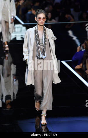 Milan, Italie. Sep 20, 2018. Un model à l'Emporio Armani fashion show Milan Fashion Week printemps/été 2019 à Milan, Italie, le 20 septembre 2018. Credit : Alberto Lingria/Xinhua/Alamy Live News Banque D'Images