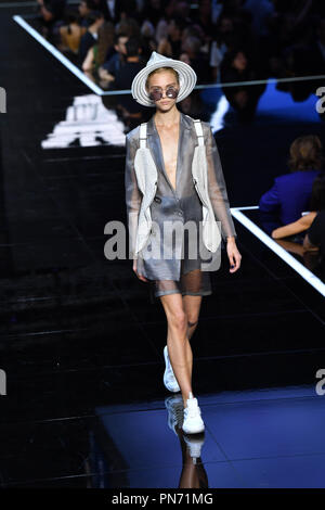 Milan, Italie. Sep 20, 2018. Un model à l'Emporio Armani fashion show Milan Fashion Week printemps/été 2019 à Milan, Italie, le 20 septembre 2018. Credit : Alberto Lingria/Xinhua/Alamy Live News Banque D'Images
