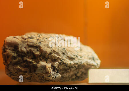 Un morceau de granit. Un type courant d'intrusif felsique, roches