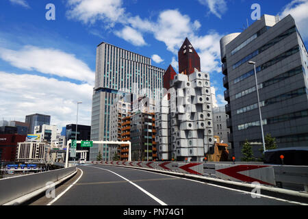 La conduite sur autoroute à passé Nakagin Capsule Tower, Ginza, Tokyo, Japon. Pas de PR Banque D'Images