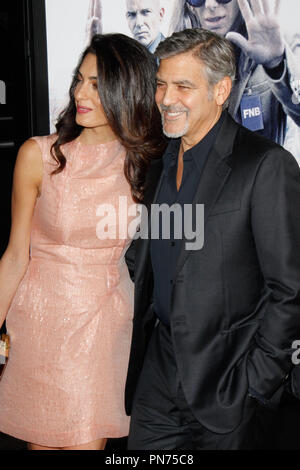 Amal Clooney et George Clooney à la première de Warner Bros Pictures' 'crise' de notre marque est tenue à l'Théâtre chinois de Grauman à Hollywood, CA, le 26 octobre 2015. Photo par Joe Martinez / PictureLux Banque D'Images