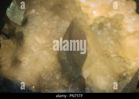 Spécimen de calcite habitude granulaire industries extractives. La calcite est un minéral carbonaté et le plus stable de calcium carbonat polymorphe Banque D'Images