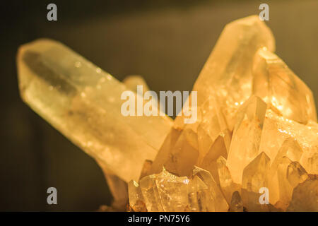 Habitude prismatique de quartz, de la pierre des industries des mines et des carrières. Le quartz est un minéral composé d'atomes de silicium et d'oxygène qui utilisent couramment Banque D'Images