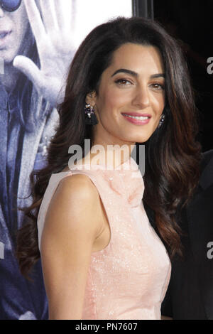 Amal Alamuddin Clooney, George Clooney 10/26/2015 Le Los Angeles premiere de 'crise' de notre marque est tenue au Théâtre chinois de Grauman à Hollywood, CA Photo par Izumi Hasegawa / / PictureLux HNW Banque D'Images