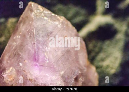 Améthyste violette rock specimen provenant de l'exploitation minière et de carrières. L'améthyste est une variété de quartz violet souvent utilisé en joaillerie. Banque D'Images