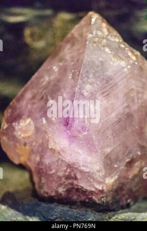 Améthyste violette rock specimen provenant de l'exploitation minière et de carrières. L'améthyste est une variété de quartz violet souvent utilisé en joaillerie. Banque D'Images