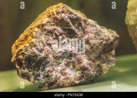 Spécimen de fluorite rock industries des mines et des carrières. Fluorine (également appelé spath fluor) est le minéral sous forme de fluorure de calcium, CaF2. Il appartenir Banque D'Images