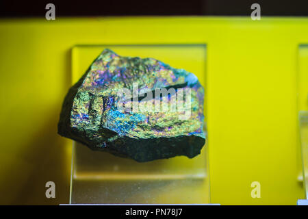 Spécimen de chalcopyrite rock industries des mines et des carrières. La chalcopyrite est un sulfure de fer cuivre minéral qui cristallise dans le sys Banque D'Images