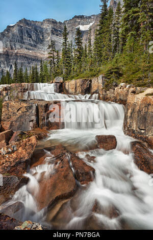 Pas de géant Cascade, Banff National Park, Alberta, Canada avec de l'eau exposition longue Banque D'Images