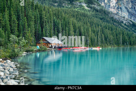 Boat House sur le lac Louise, Banff National Park, Alberta, Canada Banque D'Images