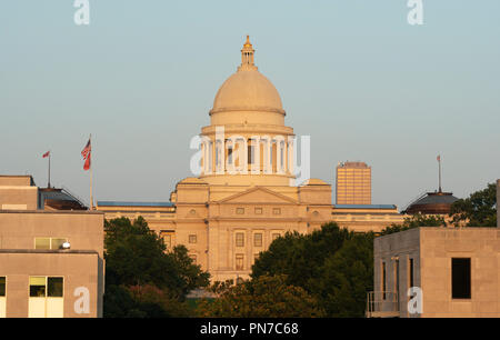 C'est la fin de l'après-midi lumineuse éclairant le State Capitol building au centre-ville de Little Rock en Arkansas Banque D'Images