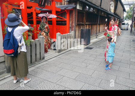 Les femmes qui posent en kimono dans Gion, Kyoto, Japon. Aucune communication ou MR Banque D'Images