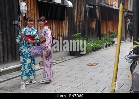 Les filles habillées en kimono avec location de bâton selfies, Gion, Kyoto, Japon. Pas de monsieur ou PR Banque D'Images