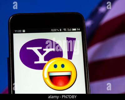 Yahoo ! Vu le logo affiché sur le téléphone intelligent. Yahoo ! Est un fournisseur de services web basée à Sunnyvale, Californie et administré par Verizon Communications par serment Inc. Banque D'Images